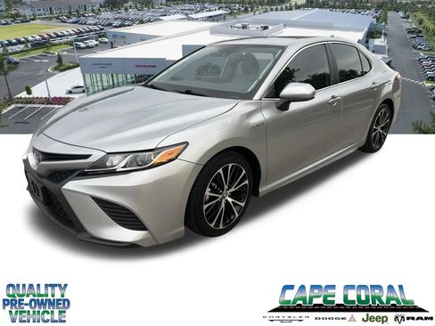 Used 2020 Toyota Camry SE FWD image 1