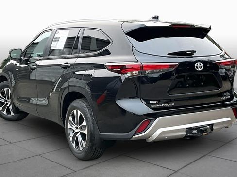 Certified 2024 Toyota Highlander XLE AWD/4WD image 12