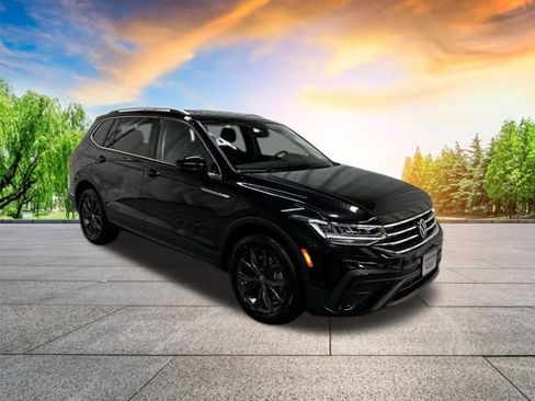 Used 2022 Volkswagen Tiguan SE image 2
