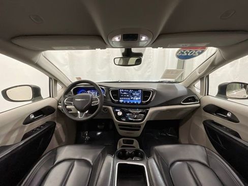 Used 2023 Chrysler Pacifica Touring-L FWD image 16