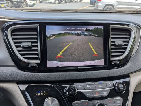Used 2023 Chrysler Pacifica Touring-L FWD image 16