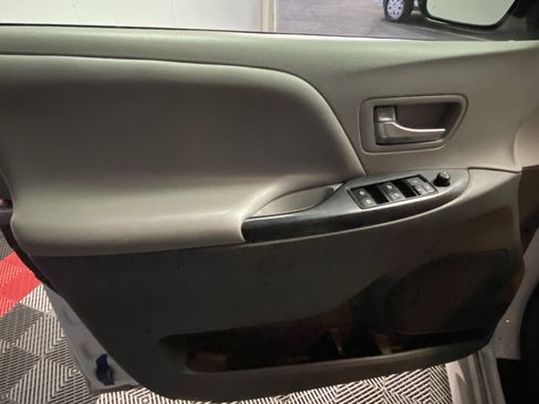 Used 2018 Toyota Sienna LE w/ Carpet Mat Package FWD image 20