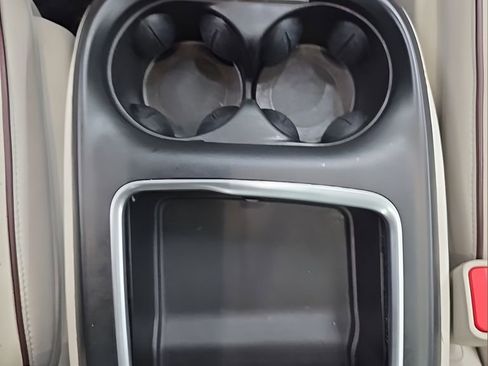 Used 2018 Chrysler Pacifica Limited w/ Tire & Wheel Group FWD image 30