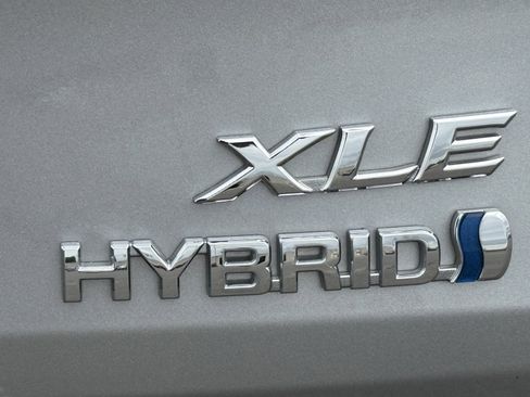 Used 2022 Toyota Sienna XLE w/ XLE Plus Package FWD image 9