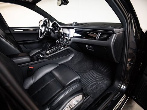 Certified 2024 Porsche Macan AWD/4WD image 28