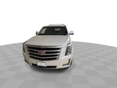 Used 2017 Cadillac Escalade ESV Luxury image 3