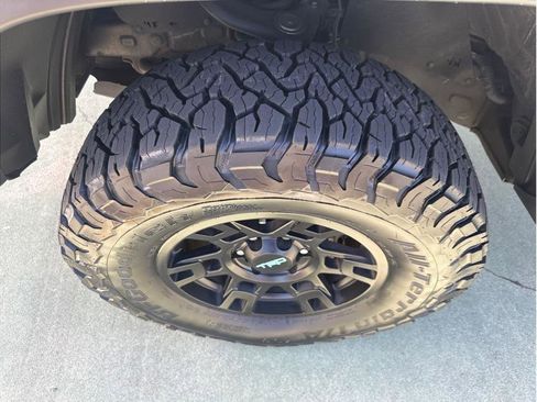 Used 2018 Toyota Tacoma TRD Sport w/ Exterior Package AWD/4WD image 11