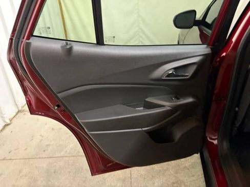 Used 2025 Chevrolet Trax RS w/ Sunroof Package FWD image 19