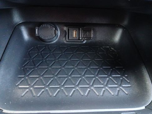 Used 2020 Toyota RAV4 LE FWD image 6