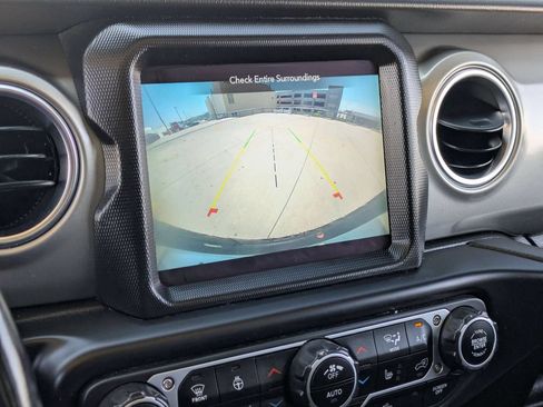 Used 2022 Jeep Wrangler Unlimited Sahara w/ Cold Weather Group AWD/4WD image 16