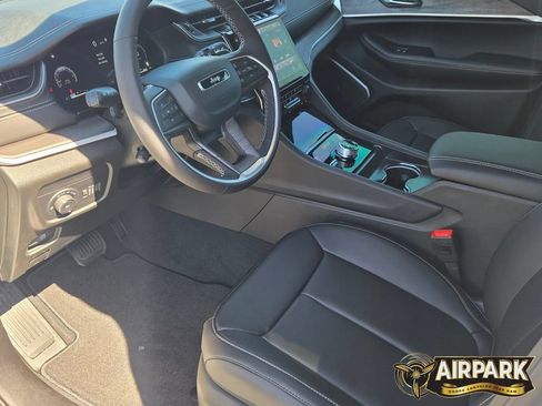 New 2025 Jeep Grand Cherokee Limited w/ Luxury Tech Group II AWD/4WD image 16