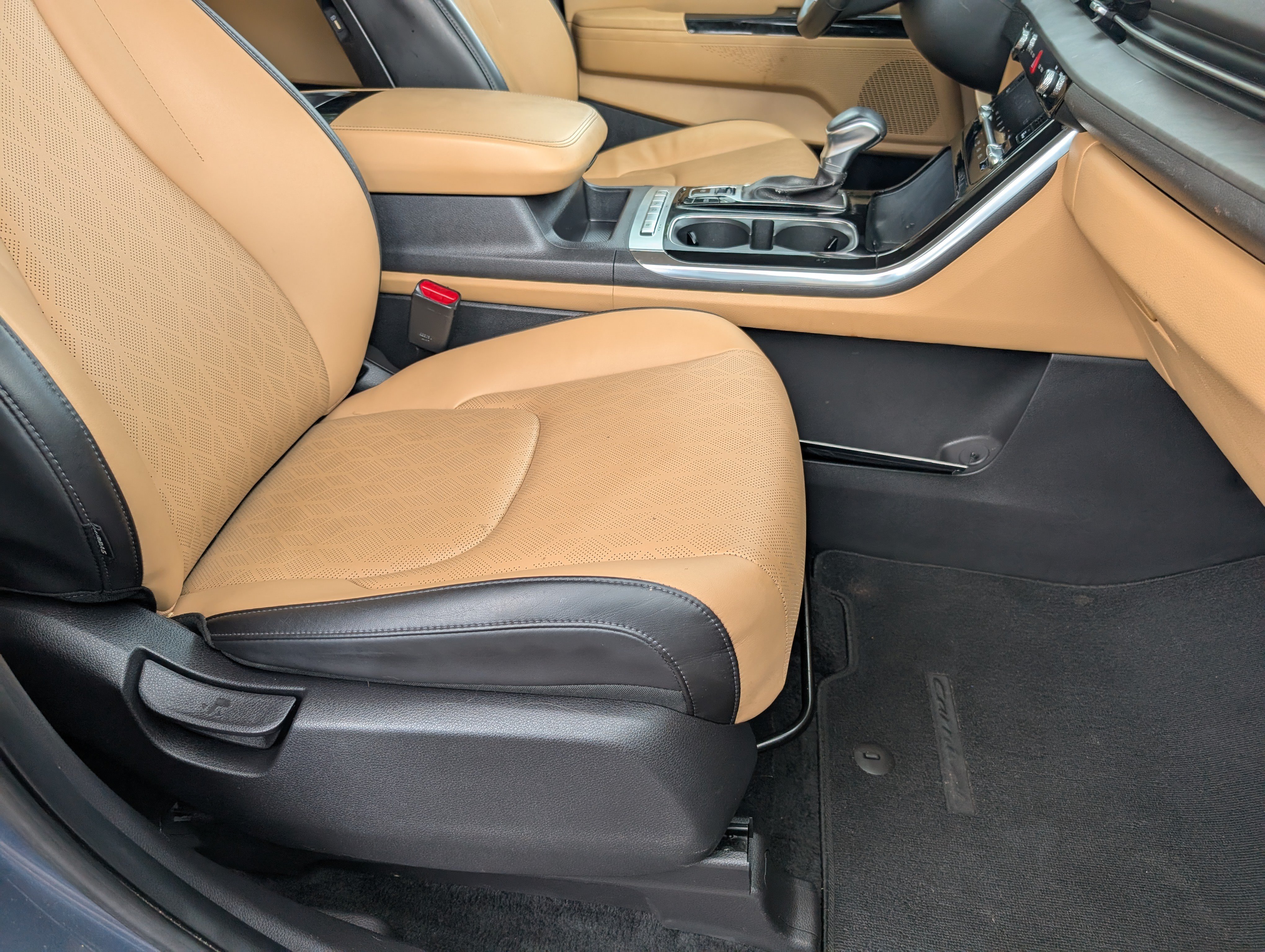 Used 2024 Kia Carnival EX FWD image 29