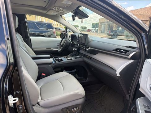 Used 2026 Toyota Sienna XLE FWD image 10