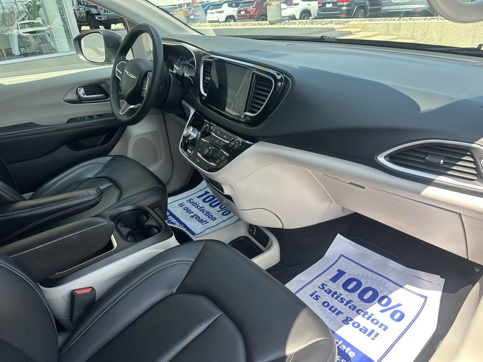 Used 2023 Chrysler Pacifica Touring-L FWD image 23