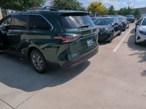 Used 2026 Toyota Sienna XLE FWD image 10