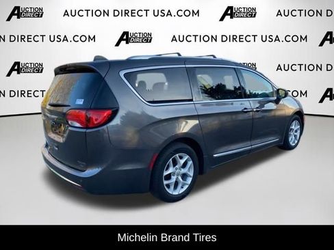 Used 2018 Chrysler Pacifica Touring-L Plus w/ Tire & Wheel Group image 6