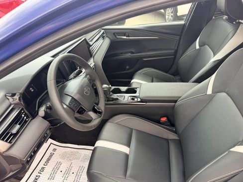 Used 2025 Toyota Camry SE FWD image 9
