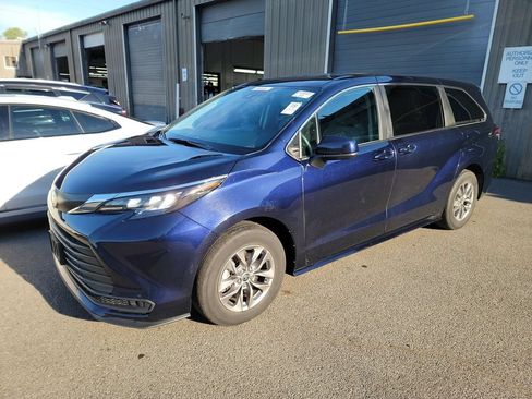 Used 2024 Toyota Sienna LE AWD/4WD image 1