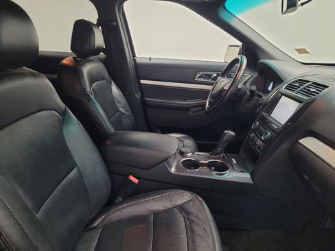 Used 2016 Ford Explorer XLT w/ Equipment Group 202A AWD/4WD image 21