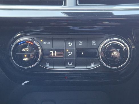 Used 2025 Chevrolet Trax RS w/ Sunroof Package image 19