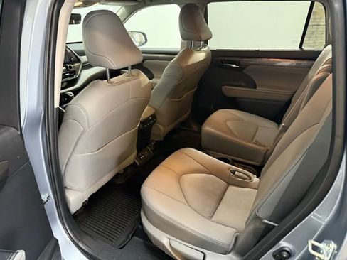 Used 2024 Toyota Highlander Limited image 28