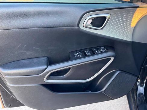 Used 2020 Kia Soul LX image 12