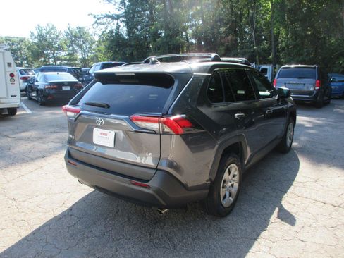 Used 2020 Toyota RAV4 LE FWD image 5
