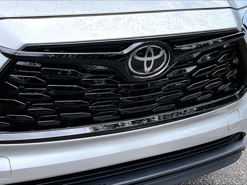 Used 2021 Toyota Highlander XLE AWD/4WD image 34