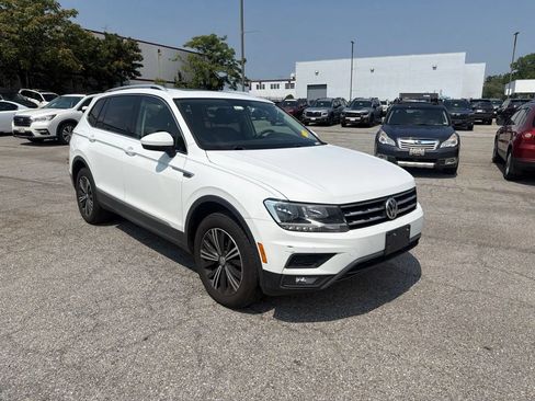 Used 2018 Volkswagen Tiguan SE AWD/4WD image 1
