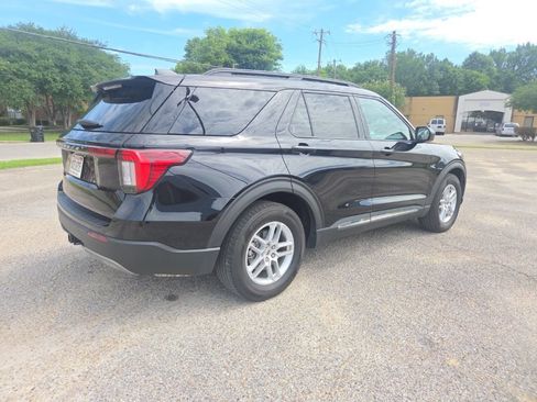 Used 2025 Ford Explorer Active w/ Active Comfort Package RWD image 7