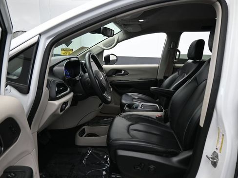 Used 2023 Chrysler Pacifica Touring-L FWD image 10