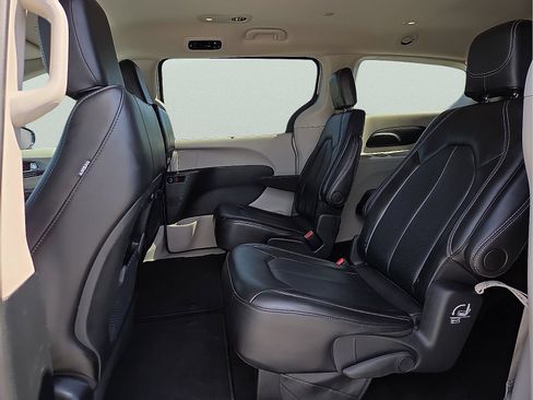 Used 2024 Chrysler Pacifica Touring-L FWD image 11