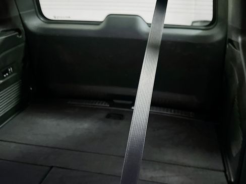 Used 2021 Chevrolet Tahoe Z71 w/ Z71 Signature Package image 30