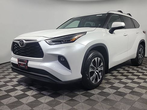 Used 2023 Toyota Highlander XLE AWD/4WD image 12