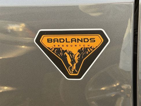 Used 2023 Ford Bronco Badlands image 3