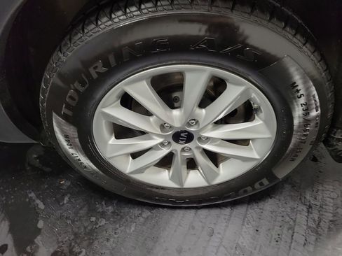 Used 2020 Kia Sorento LX image 11