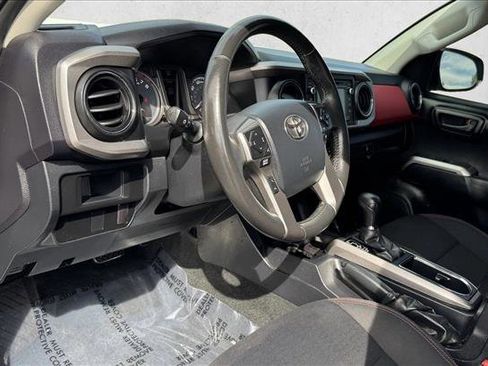 Used 2017 Toyota Tacoma SR5 w/ SR5 Appearance Package (SM) RWD image 11