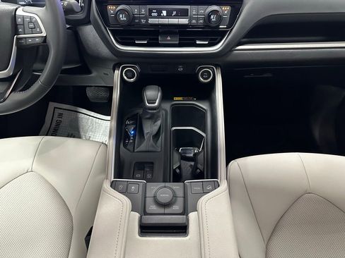 Used 2025 Toyota Grand Highlander AWD image 39