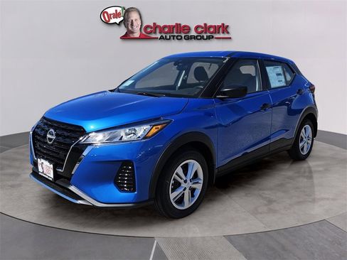 New 2025 Nissan Kicks Play S image 1