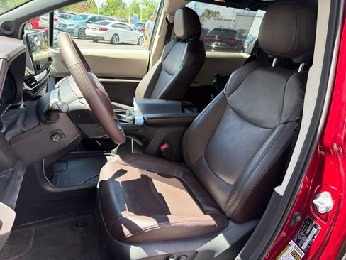 Used 2022 Toyota Sienna Platinum AWD/4WD image 6