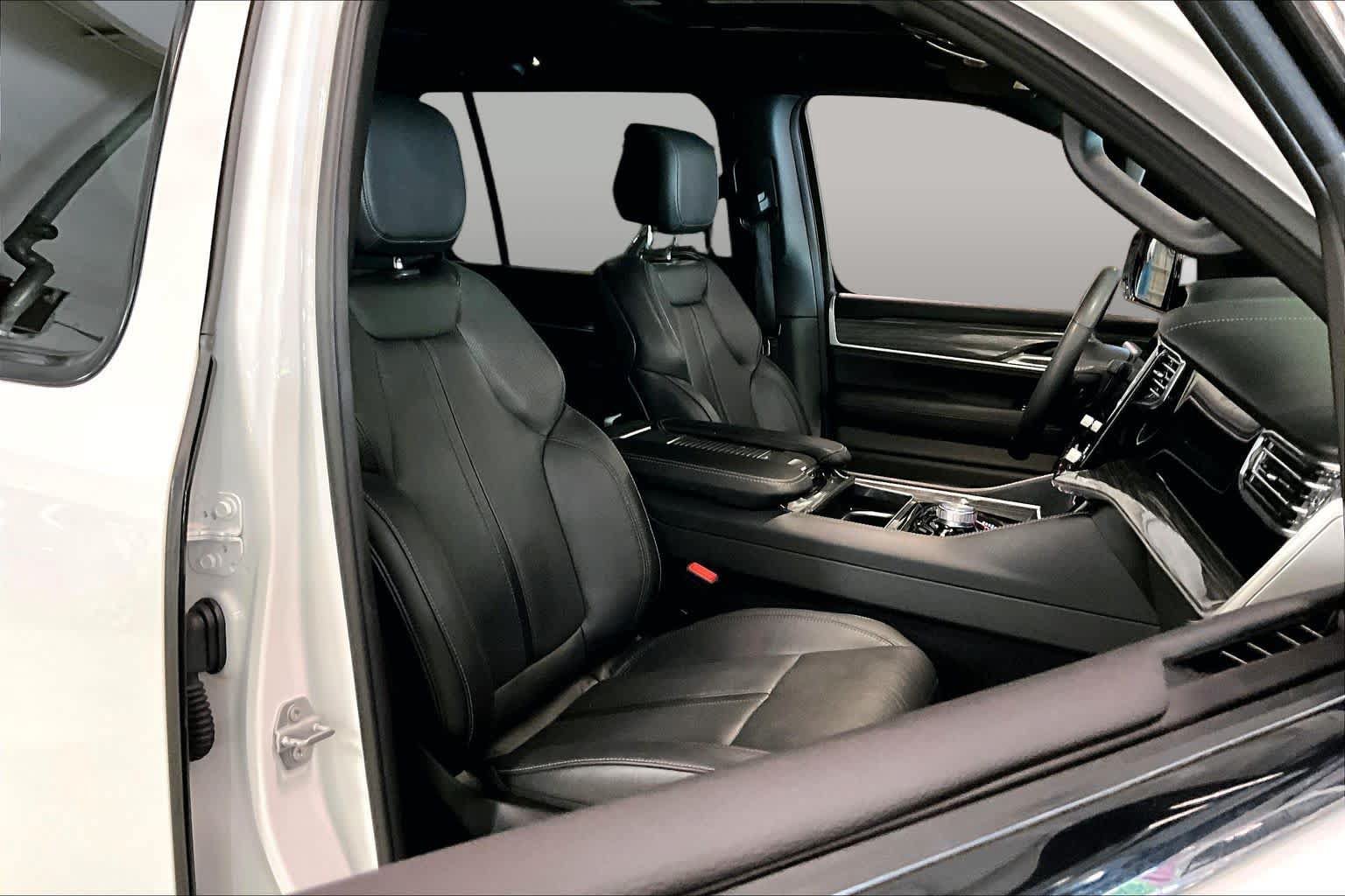 Used 2022 Jeep Wagoneer Series III w/ Premium Group I AWD/4WD image 7