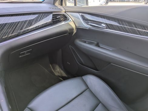 Used 2025 Cadillac XT6 Premium Luxury image 12