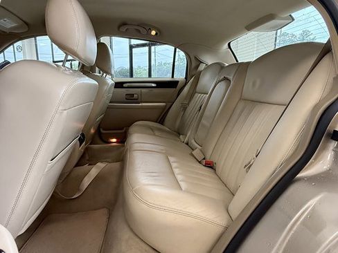 Used 2006 Lincoln Town Car Signature RWD image 16