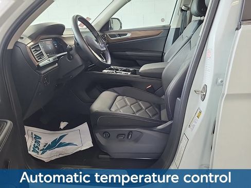 Used 2025 Volkswagen Atlas SE AWD/4WD image 8