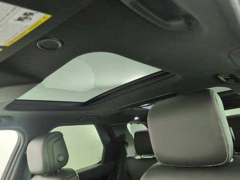 Used 2025 Land Rover Discovery S image 11