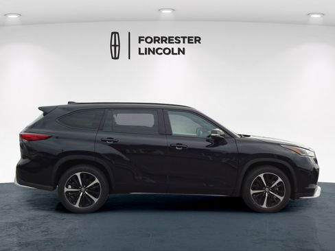 Used 2022 Toyota Highlander XSE AWD/4WD image 2