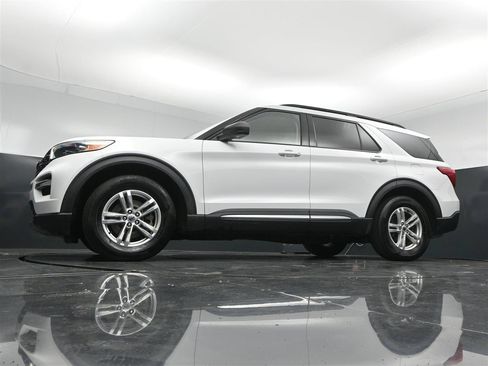 Used 2021 Ford Explorer XLT w/ Equipment Group 202A RWD image 27