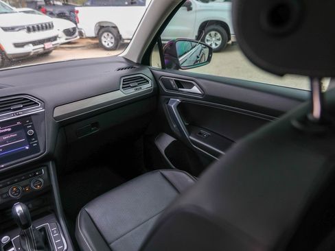 Used 2021 Volkswagen Tiguan SE w/ Panoramic Sunroof Package image 27