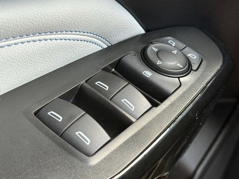 Used 2025 Chevrolet Trax LT FWD image 28