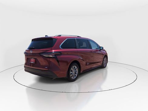 Used 2025 Toyota Sienna LE w/ LE Plus Package FWD image 8